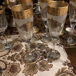 Beautiful set Of 5 Crystal Wine Glasses Very Unique Gold Design 