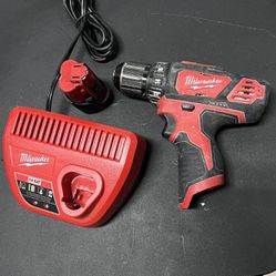 Milwaukee M12 12V drill with battery and charger