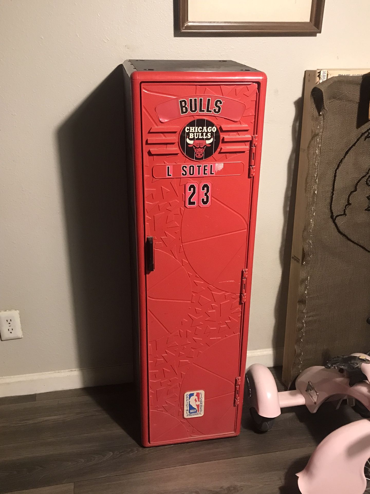 Vintage Chicago Bulls NBA 48” Tall Storage Locker Suncast Red Black 23 Jordan
