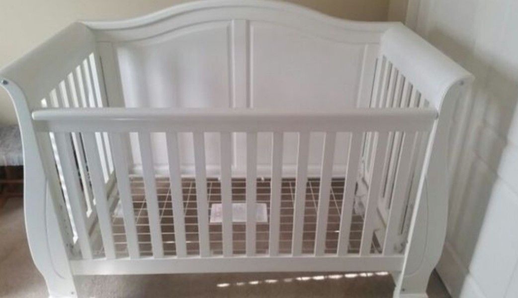 Baby R Us - White Bergamo 4 in 1 Madison Crib - Model Da822bc (jw).