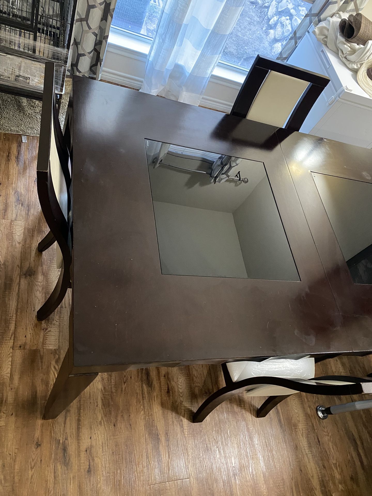 Selling a lovely dining room set perfect for families or gatherings! 