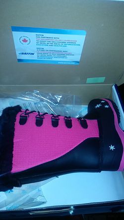 Brand new baffin snow boots size 4 box has retail price on it 110