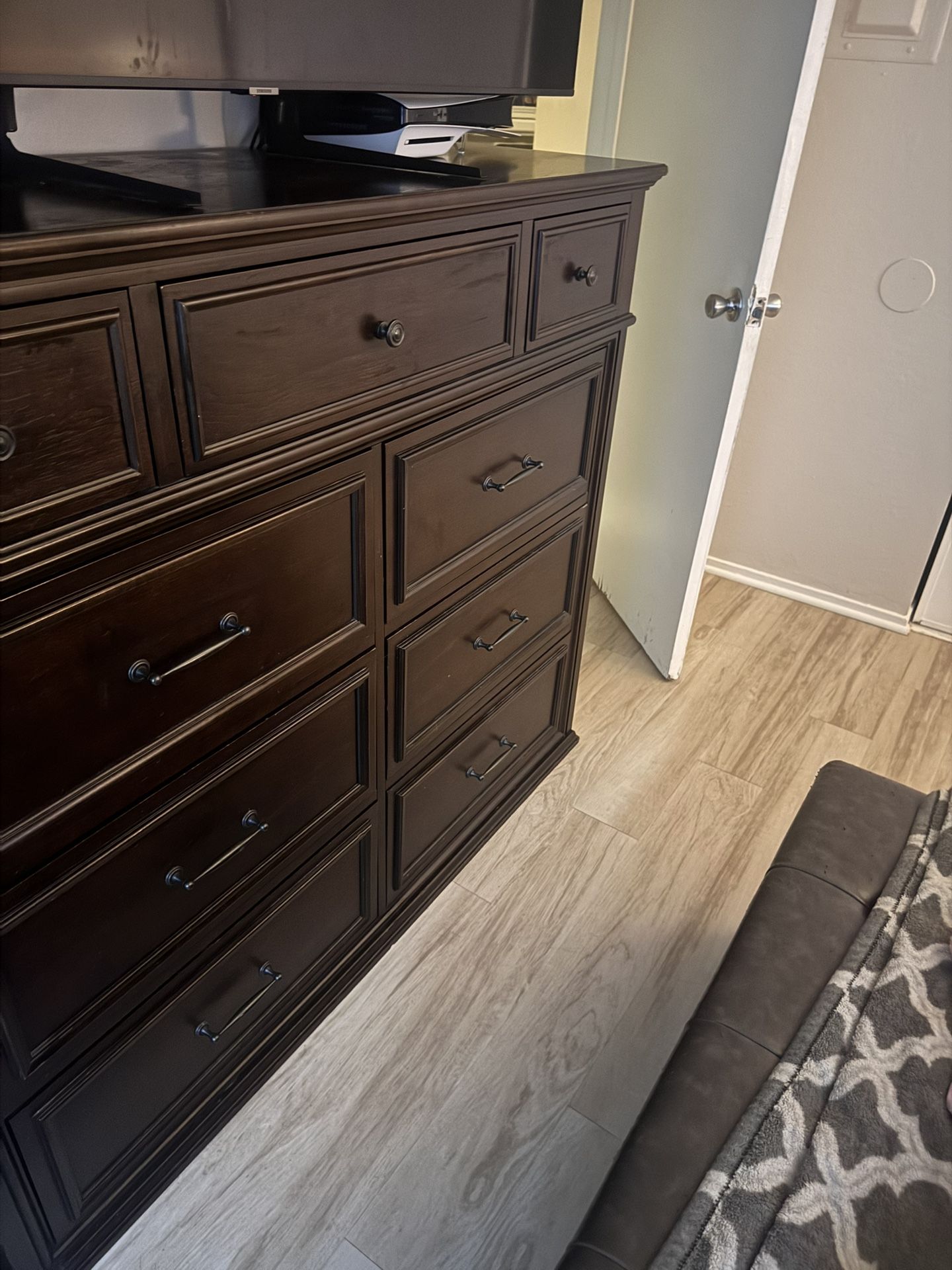 Dresser Heavy Wood
