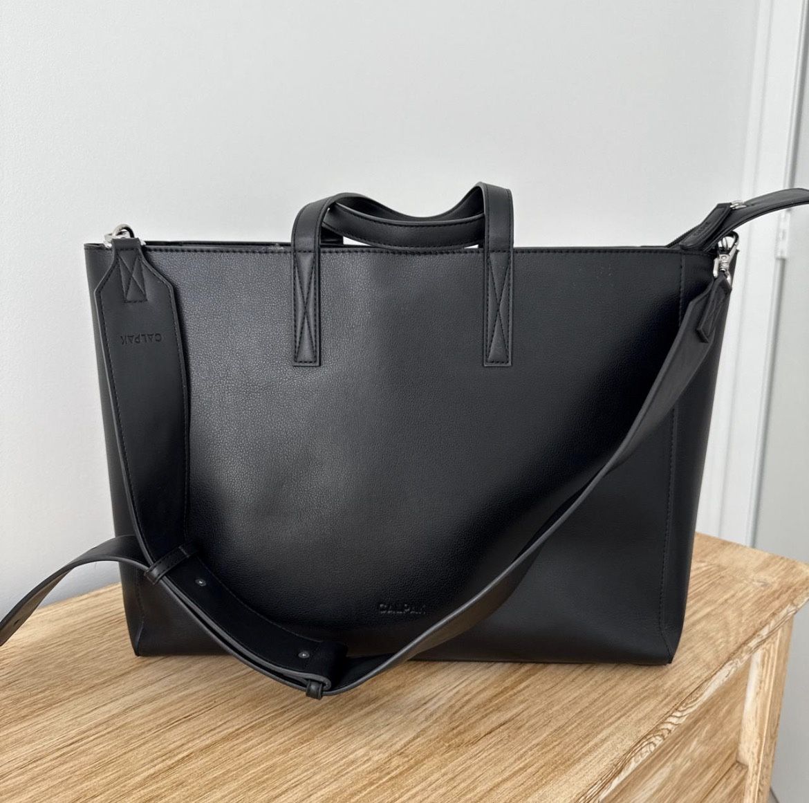 Calpak - Haven 16" Laptop Tote Bag in Black