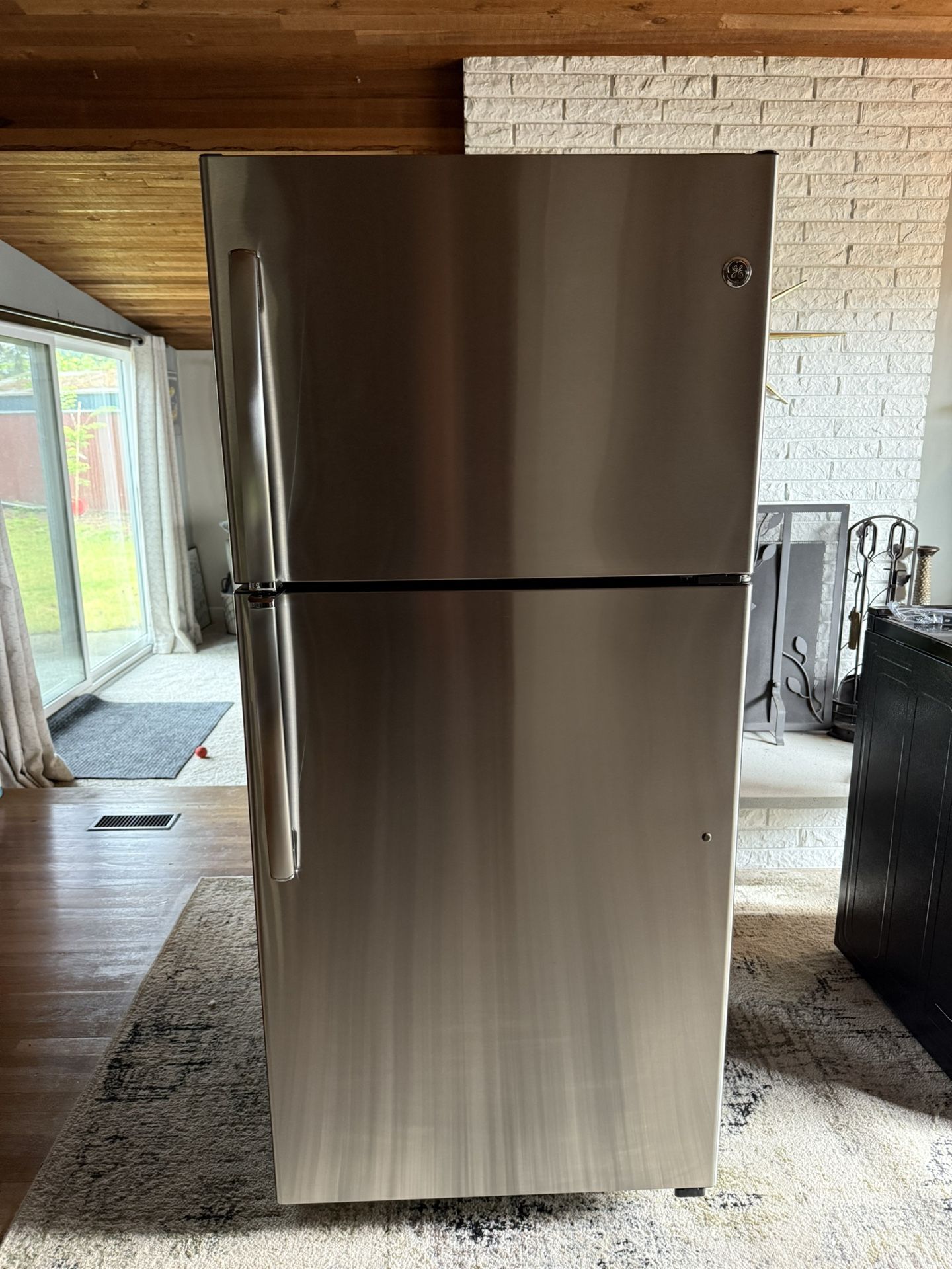 GE® ENERGY STAR® 18.2 CU. FT. TOP-FREEZER REFRIGERATOR
