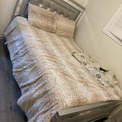 full bed and dresser with mirror set 