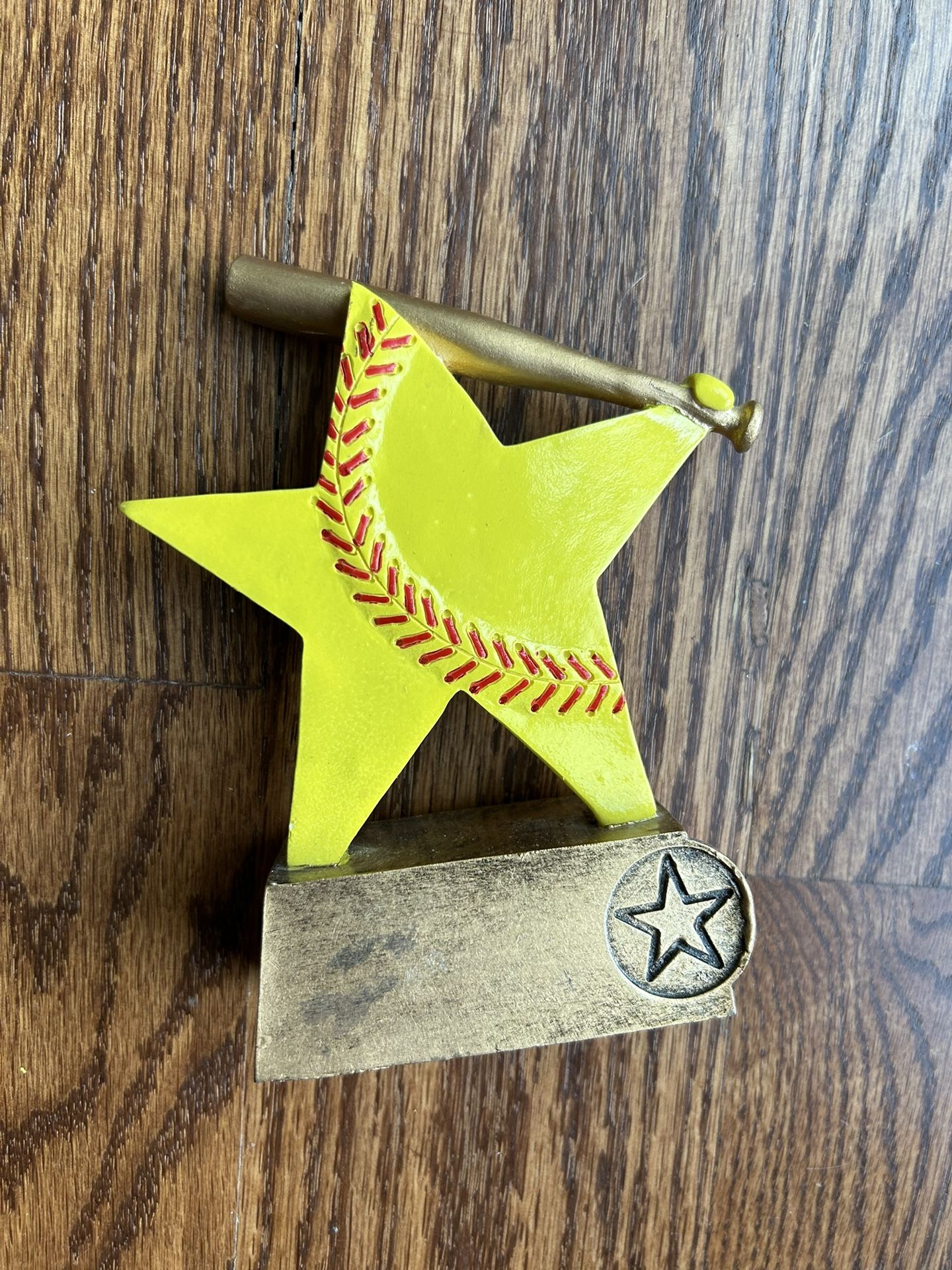 Softball metal/wood 5.5 inch star/bat trophy