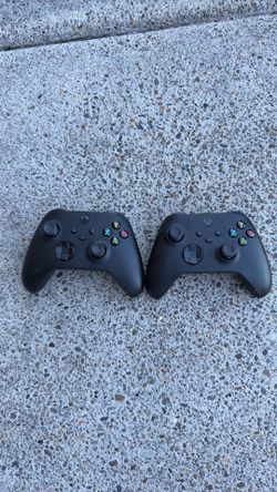 2 Xbox series x controllers