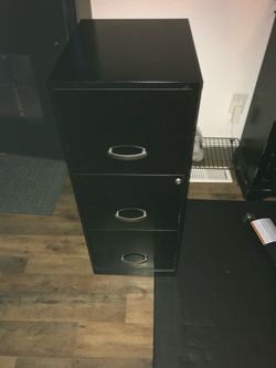 File cabinet with 3 drawer with keys