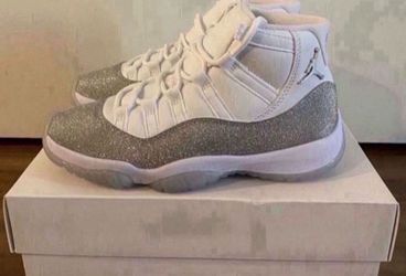 Women’s Air Jordan 11 Retro White Metallic Silver Glitter 7y 8.5 in women’s