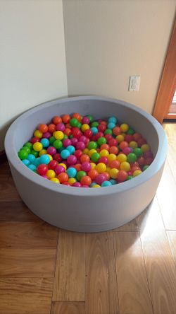 Toddler foam ball pit with balls.