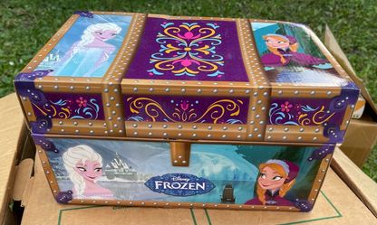 Disney FROZEN dress up trunk