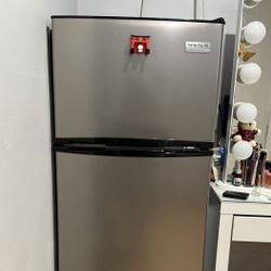 FRIGIDAIRE REFRIGERATOR 