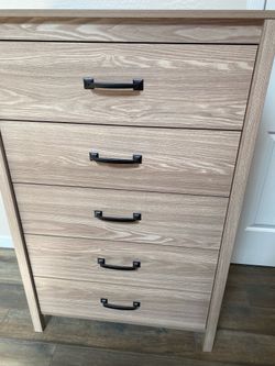 Ashley’s Battelle 5 Drawer Chest of Drawers
