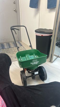 Scotts Turf Builder EdgeGuard Mini Broadcast Spreader