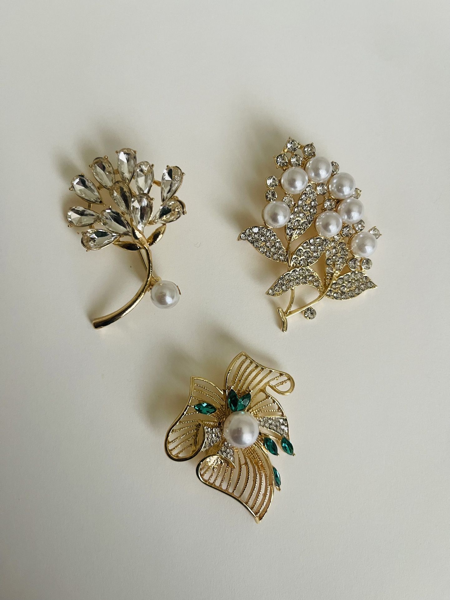 Elegant Pearl and Crystal Brooch Set