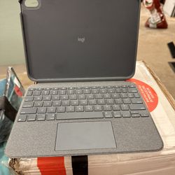 Logitech iPad Case Cover With Keyboard And 1st Generation Apple Pen