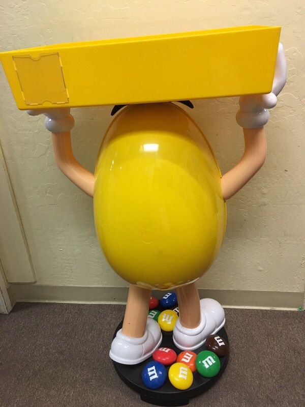 LIFESIZE HUGE JUMBO GIANT M&Ms M&M large DISPLAY yellow excellent