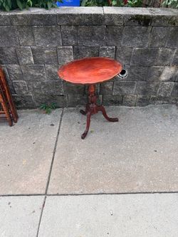 Mahogany Pie Crust Tilt-Top Pedestal Table