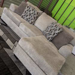 Like New Ashley Furniture Reversible Sectional Sofa Couch (DELIVERY AVAILABLE)