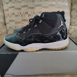 JORDAN 11 - LOWS - MENS SIZE 9