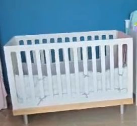 Classic Crib with mattress - LIKE NEW