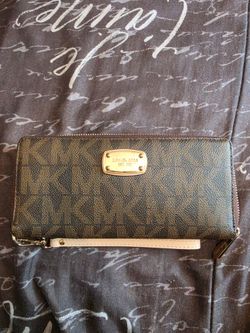 Michael kors wristlet wallet