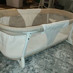 Infant Sleeper/Bassinet! Great Shape! Easy fold up for storage! 