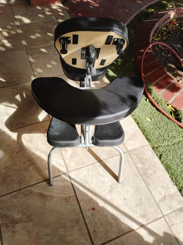 Earth Lite Foldable Message Chair $150