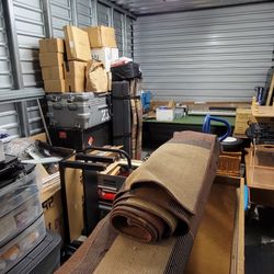 7.5 x 10’ rug. Been in storage folded just needs to be laid out flat and a good Vacuuming