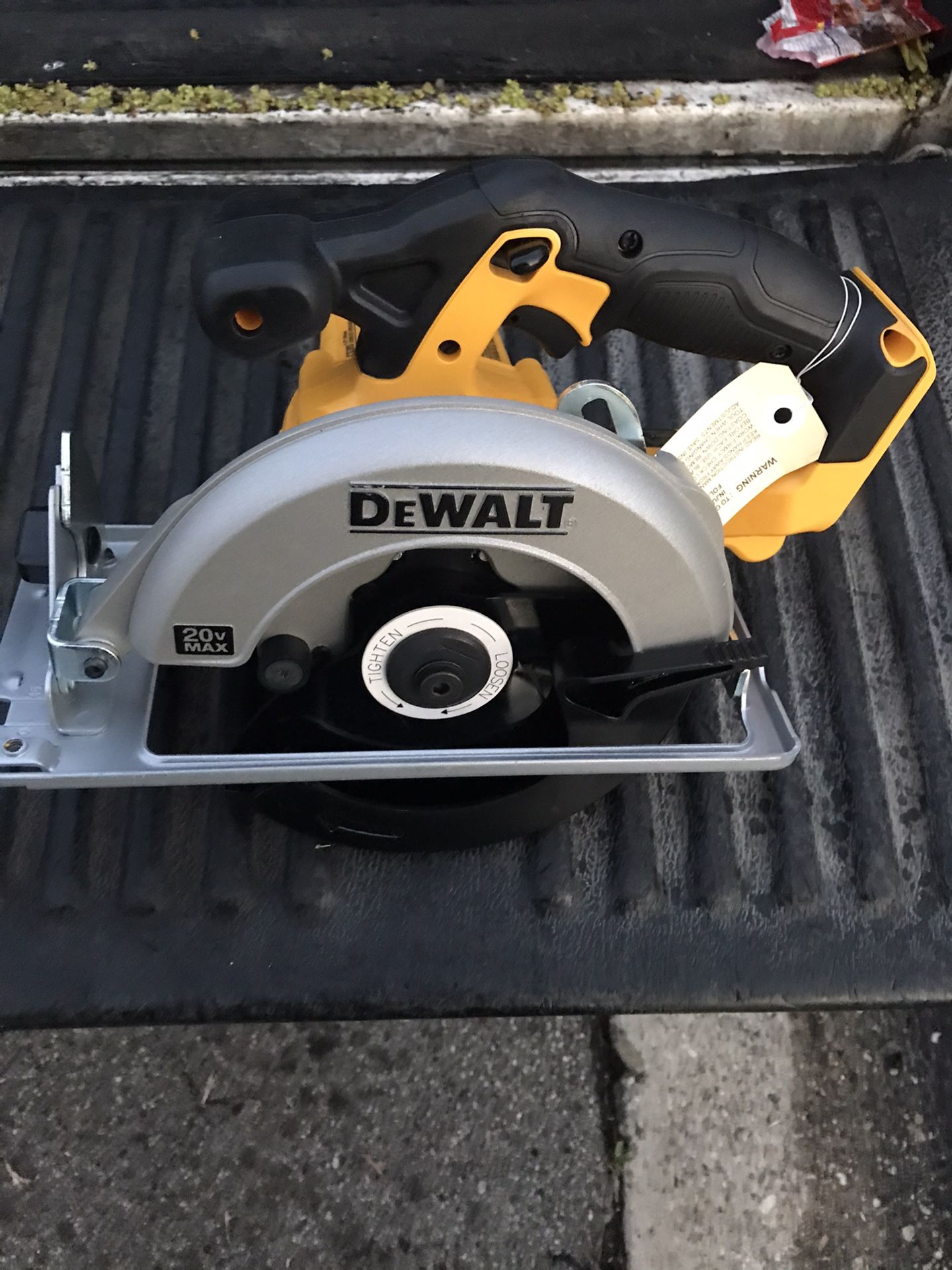 New dewalt 20v max circular saw 6-1/2” tool only