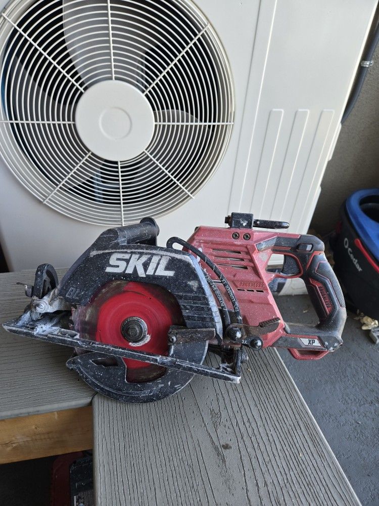 Skil 40v. Cordless Circular Saw- 4 Batteries And Fast Charger