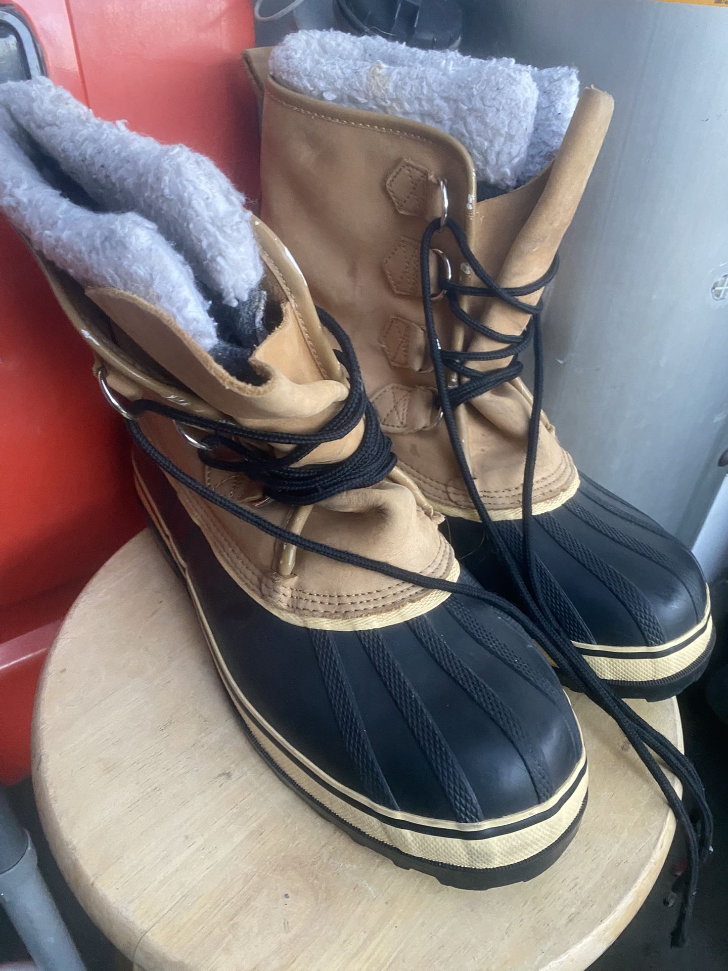 Man Snow Boots Size 11/12