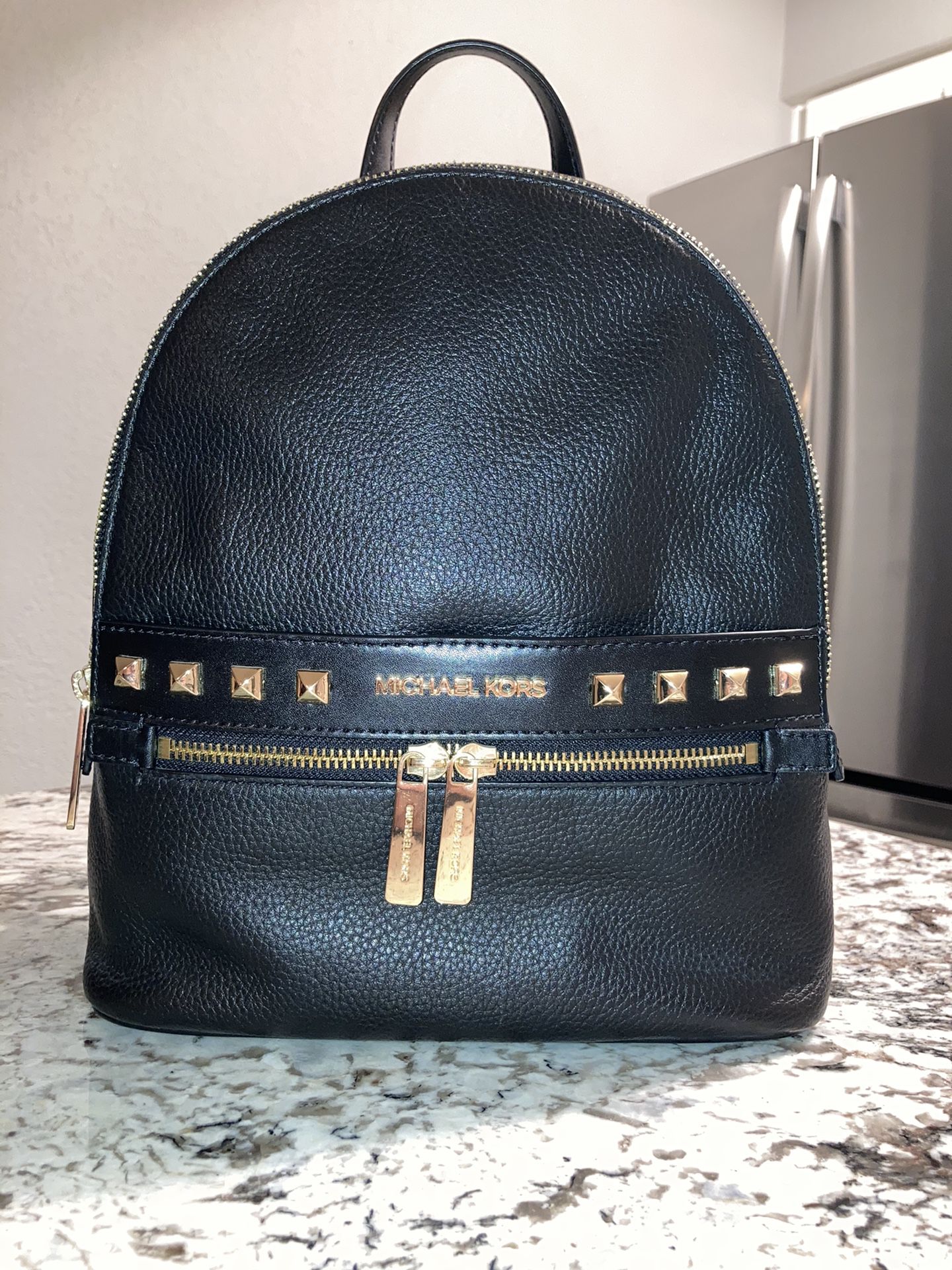 Michael Kors Kenly Medium Black Backpack for Sale in Phoenix, AZ - OfferUp