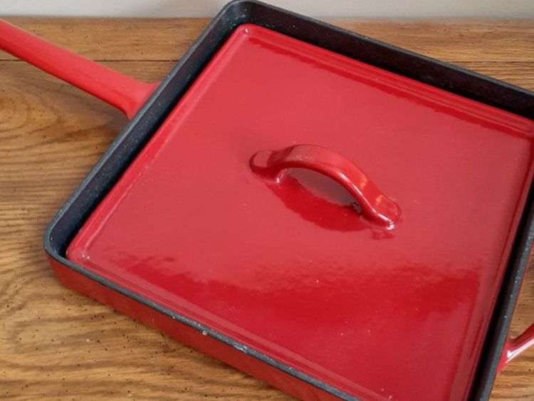 10" RED ENAMEL CAST IRON BACON GRIDDLE PAN - GIADA DE LAURENTIS / GDL
