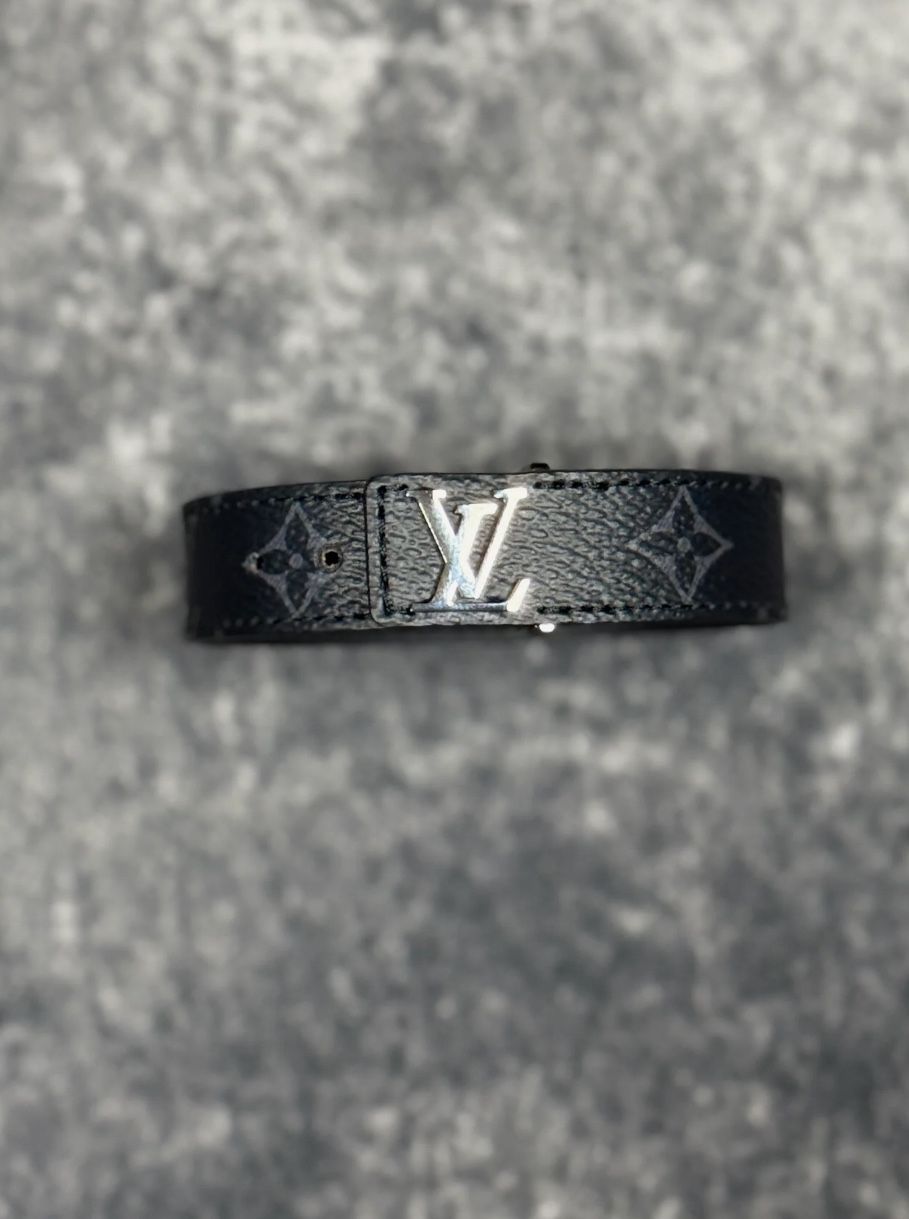 Brand New LV bracket ( Comes With Receipt )