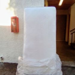 Thick Twin Size Mattress Pickup hours 2:00-10:45 rainbow/charleston cash only read description