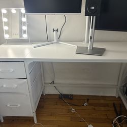 White desk with drawers
