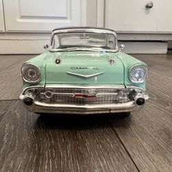 Diecast 1/18 scale ROAD Signature  1957 Chevrolet Bel Air  Great Condition Hood Is Broken 