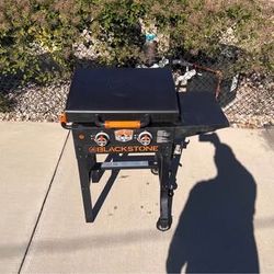 Blackstone (Model 1962) 2-Burner Propane Gas Cart Griddle with Hood. Drip trays, griddle tools, cove