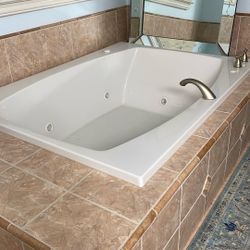 Large Jacuzzi Tub (white)