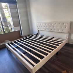Bed King Size // Cama Tamaño King 