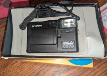 NEW VINTAGE KEYSTONE 3570 35 MM CAMERA IN BOX 