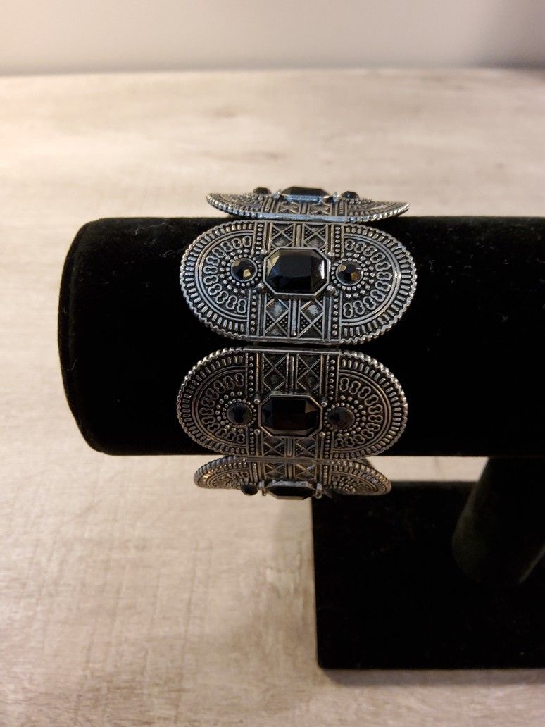 Nice Bracelet Will Go With Alot Of things . Size . One Size Fits Most peoples .