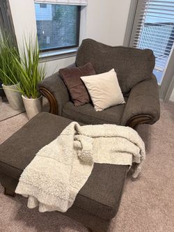 Oversized Armchair with Ottoman