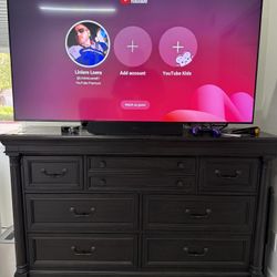 SAMSUNG TV 65’ INCH AND DRESSER WITH DRAWERS AND 2 NIGHTSTANDS 