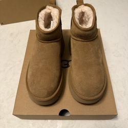 New UGG Size 8W New Heights
