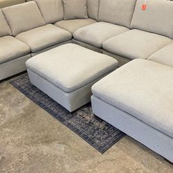 Large Grey Sectional With 2 Ottomans 
