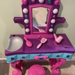 Glamin Dream Dazzlers Kids Light Up Salon Vanity $35