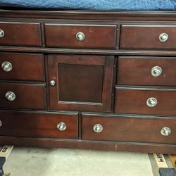 (1) Dresser with matching (2) nightstands (1) mirror